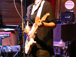 Yasi Hofer - Spectacel