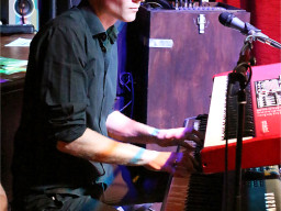 Yasi Hofer - Spectacel